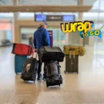 Viajero caminando por una terminal aérea con varias maletas tipo rolling suitcase, mostrando equipaje resistente para viajes frecuentes