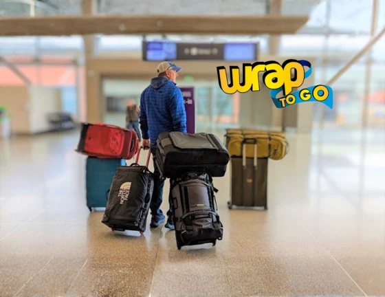 Viajero caminando por una terminal aérea con varias maletas tipo rolling suitcase, mostrando equipaje resistente para viajes frecuentes