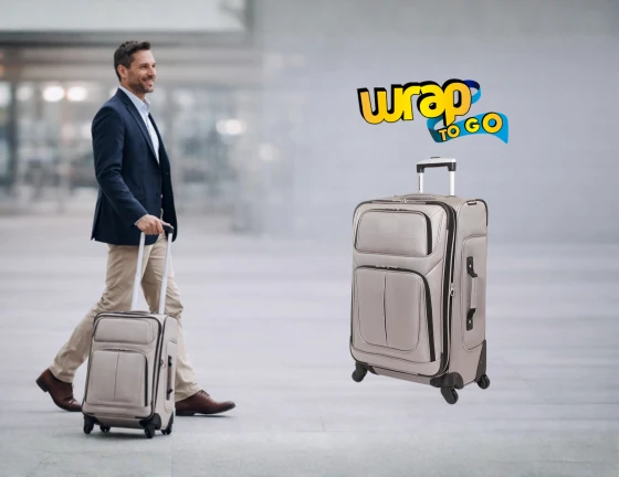 Adulto viajando en aeropuerto moderno mientras arrastra una rolling suitcase, ideal como mejor equipaje para cruceros