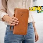 Billetera de viaje con RFID para documentos y tarjetas, organizada para viajes junto a equipaje tipo rolling suitcase