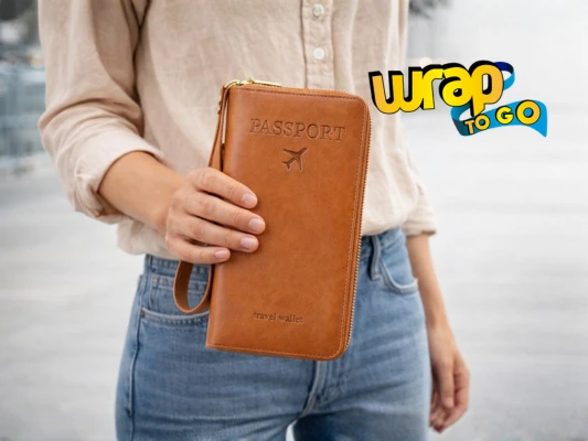 Billetera de viaje con RFID para documentos y tarjetas, organizada para viajes junto a equipaje tipo rolling suitcase