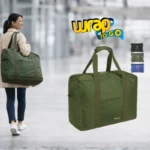 Persona adulta en aeropuerto usando bolsos de viaje plegables como alternativa ligera a una rolling suitcase tradicional