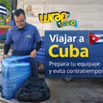 Persona preparando una rolling suitcase sobre una báscula, organizando equipaje de viaje según nuevas reglas para viajar a Cuba