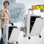 Maleta rígida USB tipo rolling suitcase en uso en aeropuerto, con ruedas giratorias y compartimento frontal abierto