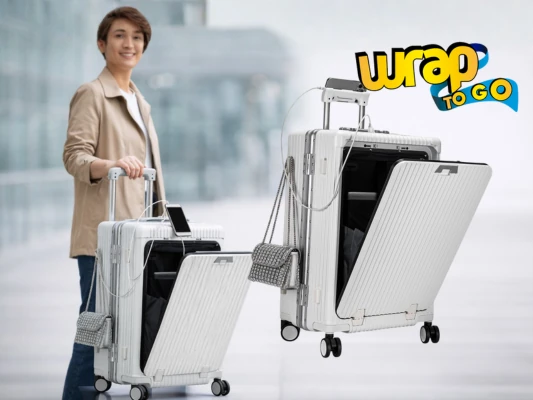 Maleta rígida USB tipo rolling suitcase en uso en aeropuerto, con ruedas giratorias y compartimento frontal abierto