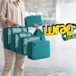 Persona sosteniendo organizadores de ropa viaje en aeropuerto, ideales para maleta tipo rolling suitcase