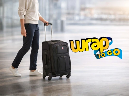 Persona caminando en aeropuerto con maleta de viaje tipo rolling suitcase y ruedas giratorias 360°