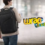 Mochila de viaje negra usada en aeropuerto como alternativa a rolling suitcase para transportar equipaje de cabina
