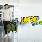 Persona llevando bolso impermeable de viaje en aeropuerto, ideal para aventuras y escapadas tipo rolling suitcase