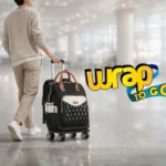 Persona usando maleta con ruedas tipo rolling suitcase en aeropuerto moderno