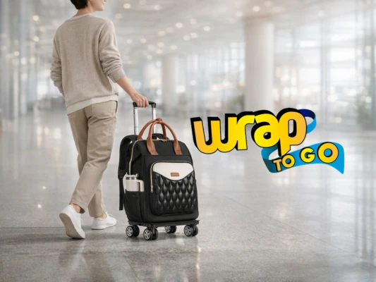 Persona usando maleta con ruedas tipo rolling suitcase en aeropuerto moderno