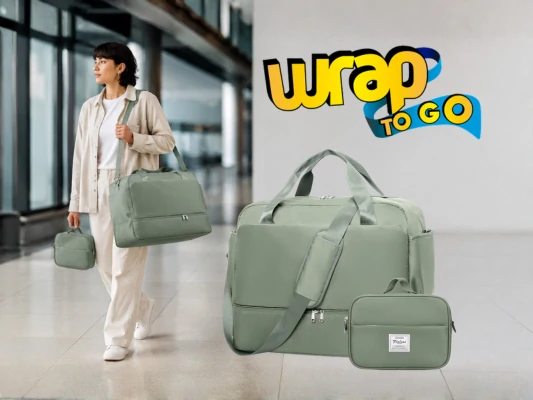 Viajera con bolso de mano verde, alternativa compacta a una rolling suitcase en terminal moderna