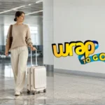 Persona usando rolling suitcase con compartimento para laptop en aeropuerto moderno