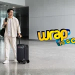 Viajero latino con rolling suitcase inteligente de mano en terminal moderna