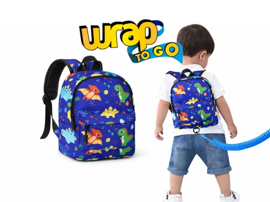 Niño con mochila con correa para viajar y diseño infantil tipo maleta con ruedas