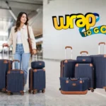 Persona transportando un juego de maletas con maleta de ruedas en un aeropuerto moderno durante un viaje.