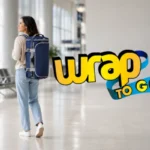 Viajera con bolso duffel convertible tipo mochila en una terminal de aeropuerto moderna