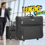 Viajero elegante con bolsa porta trajes con ruedas tipo maleta rodante en un aeropuerto moderno.