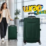 Viajera con maleta giratoria liviana de cuatro ruedas en una terminal de aeropuerto moderna.