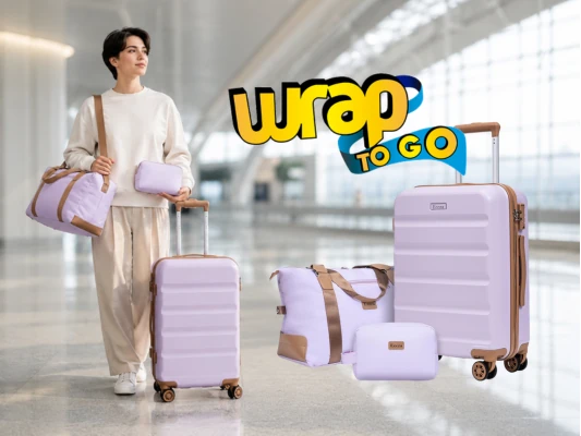 Viajera con maleta rígida con ruedas y equipaje a juego en una terminal de aeropuerto