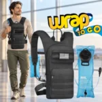 Viajero con mochila de hidratación en aeropuerto, en una escena de viaje asociada a equipaje con ruedas