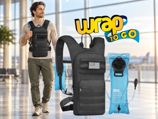 Viajero con mochila de hidratación en aeropuerto, en una escena de viaje asociada a equipaje con ruedas